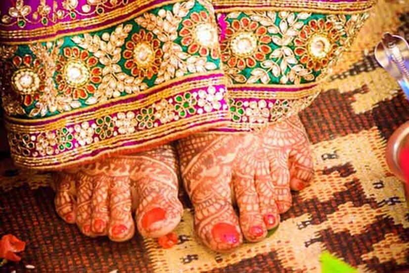 • নাবালিকার বিয়েও নাকি বৈধ! তার কারণ ওই নাবালিকার ঋতুস্রাব শুরু হয়েছে! বিয়েকে বৈধ করার এমনই অদ্ভুত কারণ দেখাল খোদ আদালত ৷ প্রতীকী চিত্র ৷