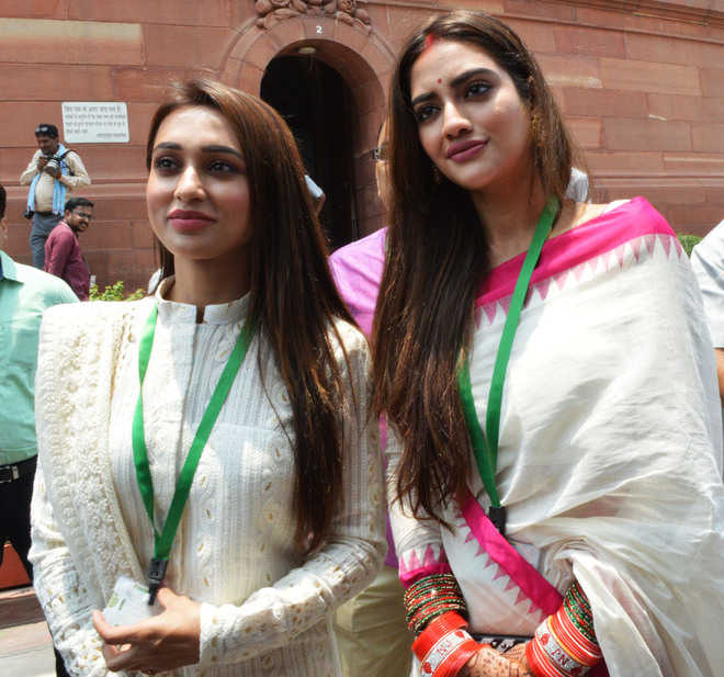 • নিজের সঙ্গে মিমির একাধিক ছবিও নুসরত শেয়ার করলেন সোশ্যাল মিডিয়ায় ৷ আর তাঁর সঙ্গে লিখলেন মন ছুঁয়ে যাওয়া ক্যাপশনও ৷ ছবি: ইনস্টাগ্রাম ৷ • নিজের সঙ্গে মিমির একাধিক ছবিও নুসরত শেয়ার করলেন সোশ্যাল মিডিয়ায় ৷ আর তাঁর সঙ্গে লিখলেন মন ছুঁয়ে যাওয়া ক্যাপশনও ৷ ছবি: ইনস্টাগ্রাম ৷