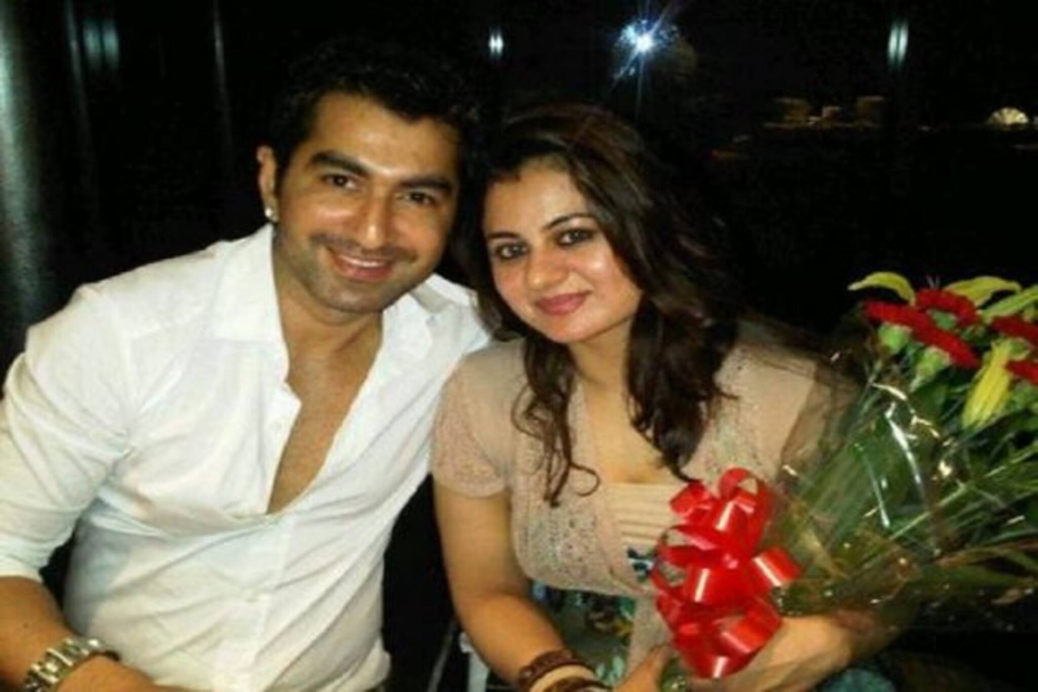 বিবাহবার্ষিকীতে স্ত্রী মোহনার ঠোঁটে ঠোঁট চেপে ধরে চুমু খেলেন অভিনেতা জিৎ !