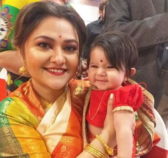 ২০১৭ সালে ব্যবসায়ী সুরজিৎ হরিকে বিয়ে করেন কনীনিকা ৷ গত বছর ‘মুখার্জিদার বউ’-এর শ্যুটিং চলাকালীন অন্তঃসত্ত্বা হয়ে পড়েন কনী ৷ সেই অবস্থাতেই শ্যুটিং শেষ করেন তিনি ৷ জুন মাসে কিয়ার মা হন অভিনেত্রী ৷ কিন্তু কিয়ার জন্মের পর সেই খবর সোশ্যাল মিডিয়ায় শেয়ার করলেও এতদিন তার ছবি প্রকাশ্যে আসতে দেননি কনীনিকা ২০১৭ সালে ব্যবসায়ী সুরজিৎ হরিকে বিয়ে করেন কনীনিকা ৷ গত বছর ‘মুখার্জিদার বউ’-এর শ্যুটিং চলাকালীন অন্তঃসত্ত্বা হয়ে পড়েন কনী ৷ সেই অবস্থাতেই শ্যুটিং শেষ করেন তিনি ৷ জুন মাসে কিয়ার মা হন অভিনেত্রী ৷ কিন্তু কিয়ার জন্মের পর সেই খবর সোশ্যাল মিডিয়ায় শেয়ার করলেও এতদিন তার ছবি প্রকাশ্যে আসতে দেননি কনীনিকা