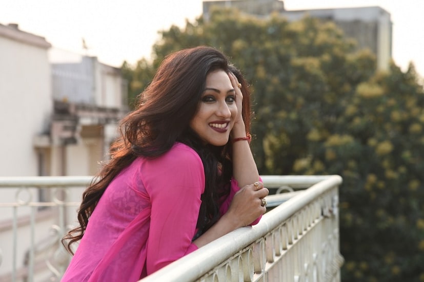 সেটে অপুদা থাকা মানেই দেদার আড্ডা , নানা গল্প আর হাসি মজা। পার্সেলেও এর ব্যতিক্রম হয়নি। 