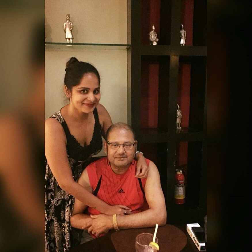 ▪ ২০১৬ সালে রোজভ্যালি কাণ্ডে গ্রেফতার হন তাপস পাল৷ তখন তার পরিবার সব সময় পাশে ছিল তাঁর৷ দীর্ঘদিন জেলেও কাটাতে হয় অভিনেতাকে৷(Photo Courtesy:Facebook) ▪ ২০১৬ সালে রোজভ্যালি কাণ্ডে গ্রেফতার হন তাপস পাল৷ তখন তার পরিবার সব সময় পাশে ছিল তাঁর৷ দীর্ঘদিন জেলেও কাটাতে হয় অভিনেতাকে৷(Photo Courtesy:Facebook)