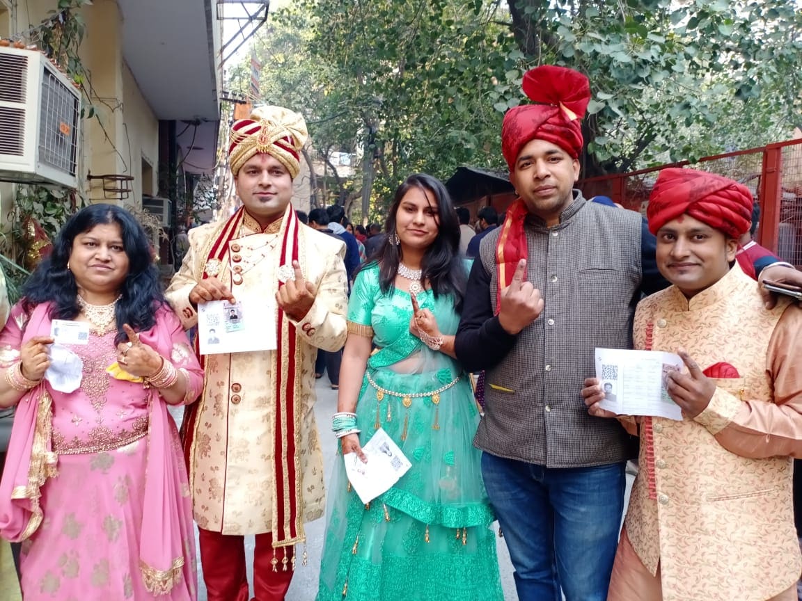 পূর্ব দিল্লির শাকারপুর বুথে এদিন সপরিবারে ভোট দেন এই ব্যক্তি ৷ বিয়ের সাজেই এসেছিলেন ভোট দিতে ৷ সঙ্গে ছিলেন পরিবারের অন্যান্য সদস্যরাও ৷ Photo: Nakul Sharma পূর্ব দিল্লির শাকারপুর বুথে এদিন সপরিবারে ভোট দেন এই ব্যক্তি ৷ বিয়ের সাজেই এসেছিলেন ভোট দিতে ৷ সঙ্গে ছিলেন পরিবারের অন্যান্য সদস্যরাও ৷ Photo: Nakul Sharma