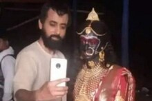 মা কালীর সঙ্গে সেলফি তুলছেন খোদ রামকৃষ্ণ! ব্যাপক ভাইরাল হল সোশ্যাল মিডিয়ায়