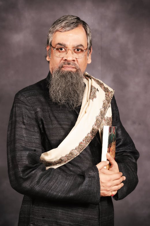 বড় চমক শ্রীকান্ত আচার্য ৷ এই ছবিতে সূর্য কুমার সর্বাধিকারী ওরফে দেবের বাবার ভূমিকায় শ্রীকান্ত আচার্য। বড় চমক শ্রীকান্ত আচার্য ৷ এই ছবিতে সূর্য কুমার সর্বাধিকারী ওরফে দেবের বাবার ভূমিকায় শ্রীকান্ত আচার্য।