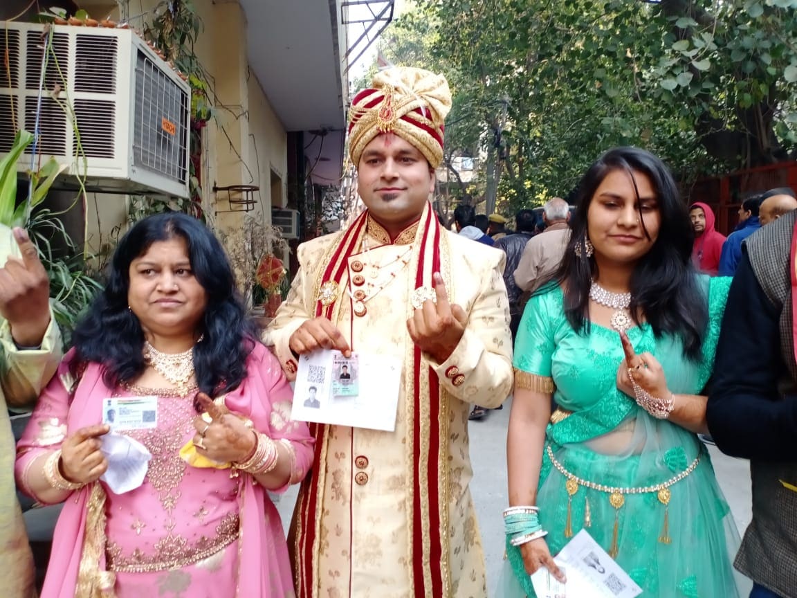 কিন্তু সাতসকালেই ঘটল একটা মজার ঘটনা ৷ ভোটারদের লাইনে দেখা গেল এক ‘দুলহে রাজা’-কেও ৷ বিয়ের দিনে ভোট পড়লেও সকাল সকালই পরিবারের অন্যান্য সদস্যদের সঙ্গে এসে ভোট দিলেন নতুন বর ৷ Photo: Nakul Sharma কিন্তু সাতসকালেই ঘটল একটা মজার ঘটনা ৷ ভোটারদের লাইনে দেখা গেল এক ‘দুলহে রাজা’-কেও ৷ বিয়ের দিনে ভোট পড়লেও সকাল সকালই পরিবারের অন্যান্য সদস্যদের সঙ্গে এসে ভোট দিলেন নতুন বর ৷ Photo: Nakul Sharma