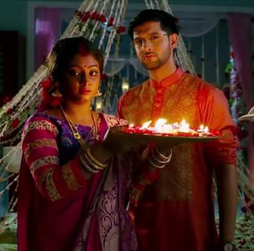 পর্দায় চরিত্রের প্রয়োজনে যিনি এরকম দেখতে তিনি আসলে একেবারেই অন্যরকম দেখতে সেটা দেখে চমকে উঠেছিল নেটিজেনরা ৷ পর্দায় চরিত্রের প্রয়োজনে যিনি এরকম দেখতে তিনি আসলে একেবারেই অন্যরকম দেখতে সেটা দেখে চমকে উঠেছিল নেটিজেনরা ৷