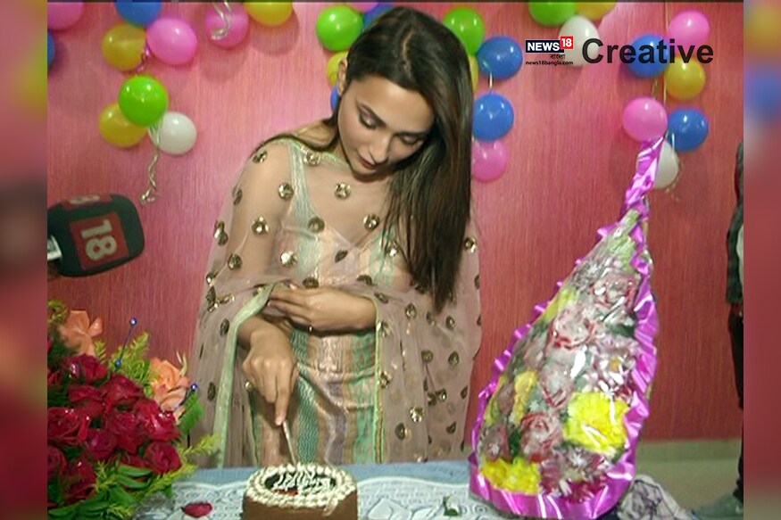 মিমি জানিয়েছেন, এবারের জন্মদিনে রুপোর বাসনপত্র, রুপোর গয়না উপহার দিয়েছেন মা-বাবা ৷ তবে এতেও নাকি মন ভরেনি নায়িকার ৷ তাঁর চাই আরও একটি জিনিস ? কী সেটা? মিমি জানিয়েছেন, এবারের জন্মদিনে রুপোর বাসনপত্র, রুপোর গয়না উপহার দিয়েছেন মা-বাবা ৷ তবে এতেও নাকি মন ভরেনি নায়িকার ৷ তাঁর চাই আরও একটি জিনিস ? কী সেটা?