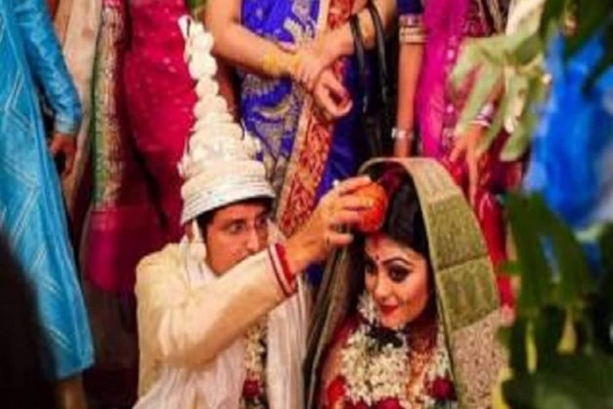 মন্ত্রে যখন এক হল দুটি মন, সিঁথিতে চওড়া সিঁদুর নিয়ে সাত পাকে বাধা