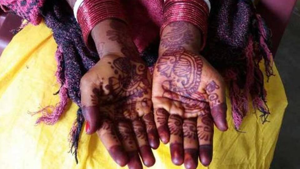 • হুমার ডাক্তারি পরীক্ষা করার নির্দেশ দেন বিচারকরা ৷ চিকিৎসক জানান, হুমার ঋতুস্রাব শুরু হয়েছে ৷ একথা শোনার পরেই ৩ ফেব্রুয়ারি দুই বিচারক জানিয়ে দেন, ওই নাবালিকার যেহেতু ঋতুস্রাব শুরু হয়ে গিয়েছে শরিয় আইন অনুযায়ী, এই বিয়েও বৈধ ৷ এরপরেই সুপ্রিম কোর্টের দ্বারস্থ হয়েছেন হুমার বাবা-মা ৷ প্রতীকী চিত্র ৷ • হুমার ডাক্তারি পরীক্ষা করার নির্দেশ দেন বিচারকরা ৷ চিকিৎসক জানান, হুমার ঋতুস্রাব শুরু হয়েছে ৷ একথা শোনার পরেই ৩ ফেব্রুয়ারি দুই বিচারক জানিয়ে দেন, ওই নাবালিকার যেহেতু ঋতুস্রাব শুরু হয়ে গিয়েছে শরিয় আইন অনুযায়ী, এই বিয়েও বৈধ ৷ এরপরেই সুপ্রিম কোর্টের দ্বারস্থ হয়েছেন হুমার বাবা-মা ৷ প্রতীকী চিত্র ৷