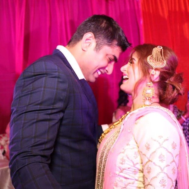 • আগের দু’টো বিয়ে ভেঙে যাওয়ার পর এটা শ্রাবন্তীর তিন নম্বর বিয়ে ৷ এই বিয়ে নিয়ে প্রচুর আলোচনা-সমালোচনা হয়েছে ঘরেবাইরে ৷ কিন্তু শত্রুপক্ষের মুখ বন্ধ করে দিয়েছেন নায়িকা ৷ ছবি: ইনস্টাগ্রামের সৌজন্যে ৷