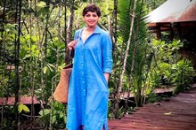 সোনার থেকেও দামি সোনালির এই ব্যাগ, যাতে আলাদা করে লেখা রয়েছে নায়িকার নাম!দেখুন