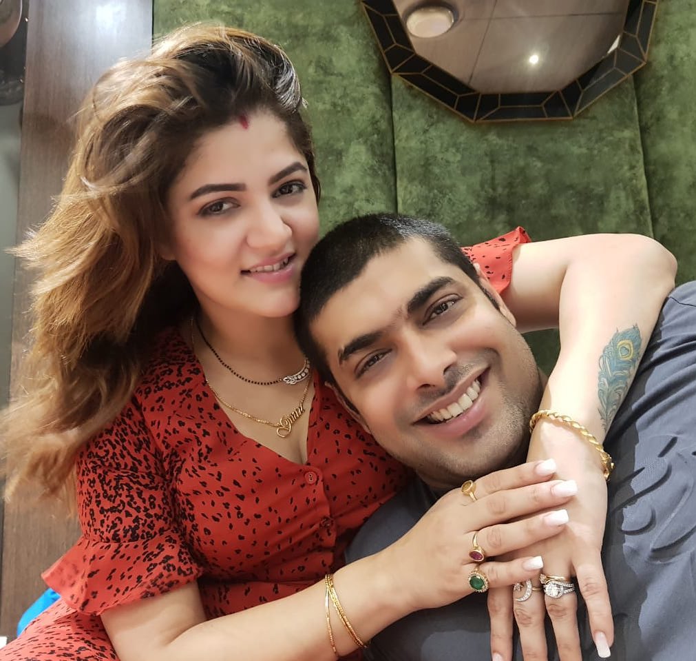 • রোশনের সঙ্গে দিব্যি সুখে সংসার করছেন তিনি ৷ প্রেম, ভালবাসা, আনন্দে ভরে রয়েছে নবদম্পতির সংসার ৷ ছবি: ইনস্টাগ্রামের সৌজন্যে ৷ • রোশনের সঙ্গে দিব্যি সুখে সংসার করছেন তিনি ৷ প্রেম, ভালবাসা, আনন্দে ভরে রয়েছে নবদম্পতির সংসার ৷ ছবি: ইনস্টাগ্রামের সৌজন্যে ৷