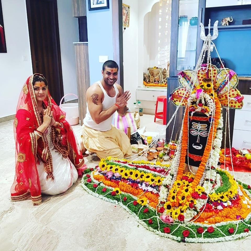 • আগের দু’টো বিয়ে ভেঙে যাওয়ার পর এটা শ্রাবন্তীর তিন নম্বর বিয়ে ৷ এই বিয়ে নিয়ে প্রচুর আলোচনা-সমালোচনা হয়েছে ঘরেবাইরে ৷ কিন্তু শত্রুপক্ষের মুখ বন্ধ করে দিয়েছেন নায়িকা ৷ ছবি: ইনস্টাগ্রামের সৌজন্যে ৷ • আগের দু’টো বিয়ে ভেঙে যাওয়ার পর এটা শ্রাবন্তীর তিন নম্বর বিয়ে ৷ এই বিয়ে নিয়ে প্রচুর আলোচনা-সমালোচনা হয়েছে ঘরেবাইরে ৷ কিন্তু শত্রুপক্ষের মুখ বন্ধ করে দিয়েছেন নায়িকা ৷ ছবি: ইনস্টাগ্রামের সৌজন্যে ৷