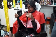 ক্যান্সার আক্রান্তদের চুল দান করে নজির গড়লেন রায়গঞ্জের তরুণী