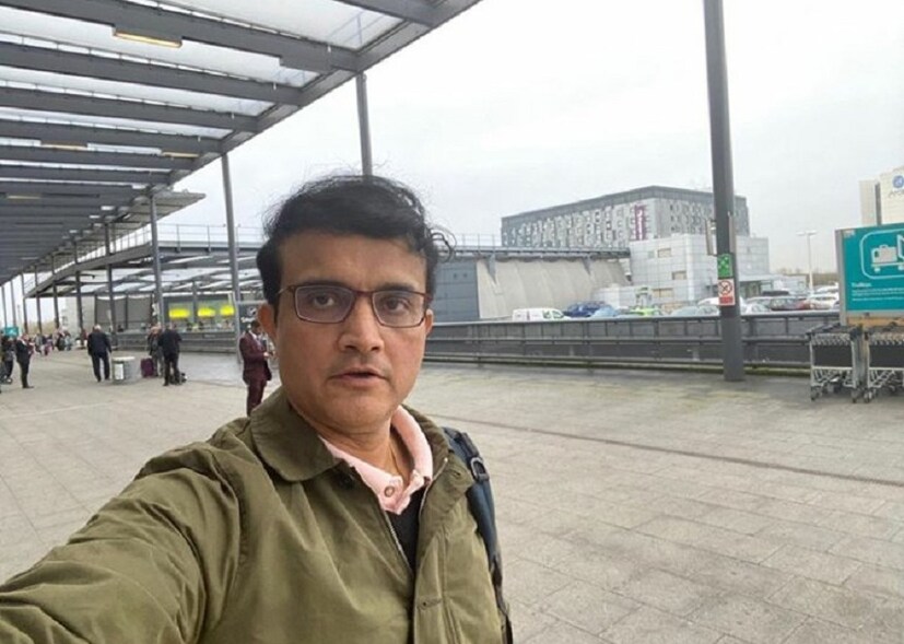 স্টেশনেও ট্রেনের অপেক্ষায় সৌরভের ছবি ভাইরাল হয়েছে। মহিলা ফ্যানদের সঙ্গেও ছবি তুলতে দেখা যায় সৌরভকে। 