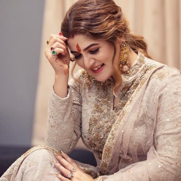 • এর আগে পোষ্যের মুখ নিজের মুখে পুরে আদর করছিলেন রোশন ৷ সেই ভিডিওটিও সোশ্যাল মিডিয়ায় শেয়ার করেছিলেন শ্রাবন্তী ৷ ছবি: ইনস্টাগ্রামের সৌজন্যে ৷