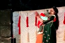সাত মাসের শিশুকন্যাকে কোলে নিয়েই মঞ্চে নাচ মায়ের ! ভাইরাল ভিডিও সাত মাসের শিশুকন্যাকে কোলে নিয়েই মঞ্চে নাচ মায়ের ! ভাইরাল ভিডিও