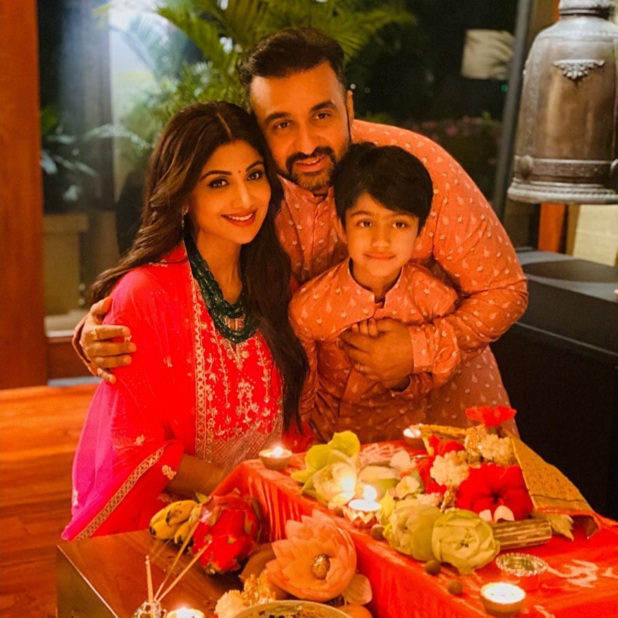 • ২০০৯ সালে বিয়ে করেন শিল্পা শেট্টি ও রাজ কুন্দ্রা। ২০১২ সালে ৩৭ বছর বসয়ে তাঁদের জীবনে আসে প্রথম সন্তান, ভিয়ান। এরপর কেটে গিয়েছে ৮ বছর ! ফের এল সুখবর! এবার শিল্পা-রাজের জীবনে এল ফুটফুটে এক কন্যা সন্তান। ছবি: ইনস্টাগ্রাম ৷ • ২০০৯ সালে বিয়ে করেন শিল্পা শেট্টি ও রাজ কুন্দ্রা। ২০১২ সালে ৩৭ বছর বসয়ে তাঁদের জীবনে আসে প্রথম সন্তান, ভিয়ান। এরপর কেটে গিয়েছে ৮ বছর ! ফের এল সুখবর! এবার শিল্পা-রাজের জীবনে এল ফুটফুটে এক কন্যা সন্তান। ছবি: ইনস্টাগ্রাম ৷