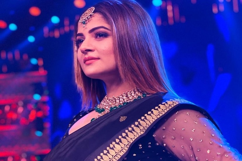 • সদ্যই নতুন জীবনে প্রবশ করেছেন টলিউডের অন্যতম জনপ্রিয় নায়িকা শ্রাবন্তী চট্টোপাধ্যায় ৷ গত বছর ১৯ এপ্রিল রোশন সিংকে বিয়ে করেছেন তিনি ৷ ছবি: ইনস্টাগ্রামের সৌজন্যে ৷