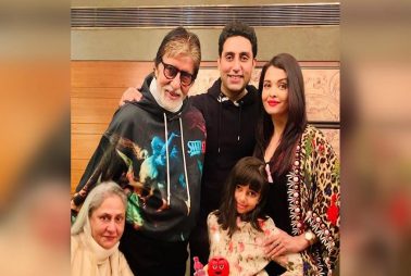 ইনস্টাগ্রামে ঐশ্বর্য যে তিনটে ছবি পোস্ট করেছেন, তার প্রথমটিতে ঐশ্বর্য-অভিষেকের সঙ্গে রয়েছেন জয়া বচ্চন, অমিতাভ বচ্চন এবং কন্যা আরাধ্যা। মুম্বইয়ে তাঁদের বাড়িতে ছবিটি তোলা হয়েছে। আরও একটি ছবি ঐশ্বর্য পোস্ট করেছেন। সেখানে ঐশ্বর্য-অভিষেকের সঙ্গে রয়েছে আরাধ্যা। ইনস্টাগ্রামে ঐশ্বর্য যে তিনটে ছবি পোস্ট করেছেন, তার প্রথমটিতে ঐশ্বর্য-অভিষেকের সঙ্গে রয়েছেন জয়া বচ্চন, অমিতাভ বচ্চন এবং কন্যা আরাধ্যা। মুম্বইয়ে তাঁদের বাড়িতে ছবিটি তোলা হয়েছে। আরও একটি ছবি ঐশ্বর্য পোস্ট করেছেন। সেখানে ঐশ্বর্য-অভিষেকের সঙ্গে রয়েছে আরাধ্যা।