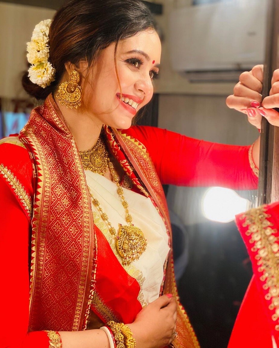 সদ্যই মুক্তি পাবে ঋতাভরী অভিনীত ছবি ব্রহ্মা জানেন গোপন কম্মটি’। সেখানে মহিলা পুরহিতের চরিত্রে অভিনয় করতে দেখা যাবে তাঁকে। photo source Instagram সদ্যই মুক্তি পাবে ঋতাভরী অভিনীত ছবি ব্রহ্মা জানেন গোপন কম্মটি’। সেখানে মহিলা পুরহিতের চরিত্রে অভিনয় করতে দেখা যাবে তাঁকে। photo source Instagram
