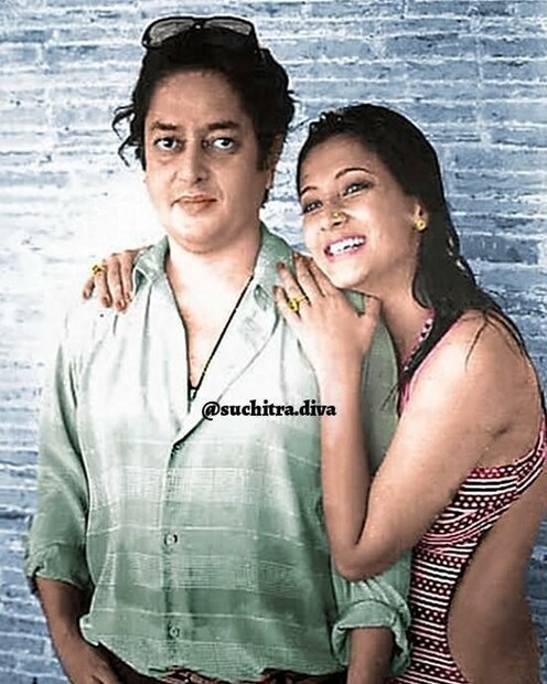 • স্যুইমস্যুট পরে রয়েছেন মুনমুন ৷ স্বামীকে আঁকড়ে ধরে রয়েছেন তিনি ৷ 