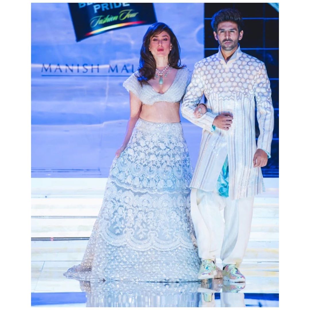 কারণটা আর কিছুই নয় ৷ তাঁর সিনেমার নায়িকা সারা আলি খানের সঙ্গে চুটিয়ে প্রোমোশনের মাঝে তাঁর সৎ মা করিনা কাপুর খানের সঙ্গে মনীশ মালহোত্রর ডিজাইনার পোশাকে ফ্যাশন র্যাম্পেও হাঁটলেন বলিউডের নয়া ক্যান্ডি বয় কার্তিক ৷ কারণটা আর কিছুই নয় ৷ তাঁর সিনেমার নায়িকা সারা আলি খানের সঙ্গে চুটিয়ে প্রোমোশনের মাঝে তাঁর সৎ মা করিনা কাপুর খানের সঙ্গে মনীশ মালহোত্রর ডিজাইনার পোশাকে ফ্যাশন র্যাম্পেও হাঁটলেন বলিউডের নয়া ক্যান্ডি বয় কার্তিক ৷
