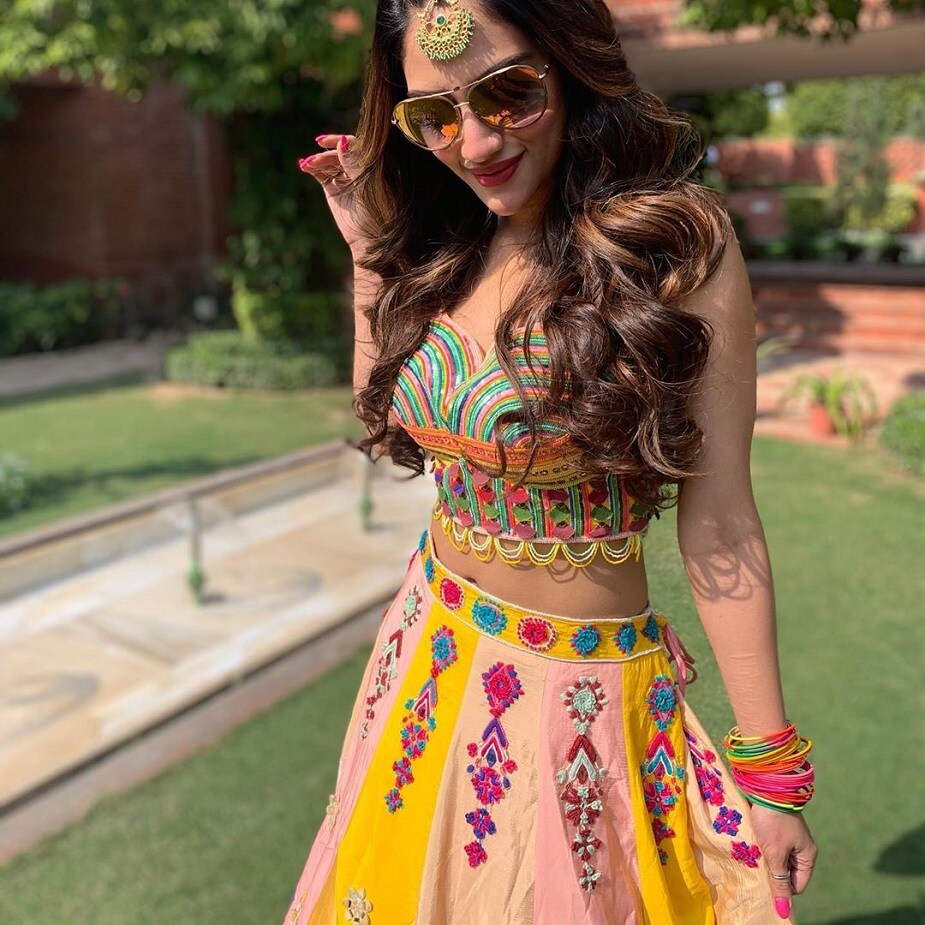 নুসরতের এই ছবিতে কমেন্ট পড়েছে সব থেকে বেশি। সকলেই পছন্দ করেছে তাঁর নতুন লুক। photo source Instagram নুসরতের এই ছবিতে কমেন্ট পড়েছে সব থেকে বেশি। সকলেই পছন্দ করেছে তাঁর নতুন লুক। photo source Instagram