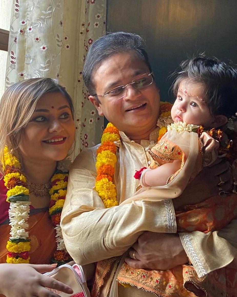 ২০১৭ সালে ব্যবসায়ী সুরজিৎ হরিকে বিয়ে করেন কনীনিকা ৷ গত বছর ‘মুখার্জিদার বউ’-এর শ্যুটিং চলাকালীন অন্তঃসত্ত্বা হয়ে পড়েন তিনি ৷ সেই অবস্থাতেই শ্যুটিং শেষ করেন তিনি ৷ জুন মাসে কিয়ার মা হন অভিনেত্রী ৷photo source Instagram ২০১৭ সালে ব্যবসায়ী সুরজিৎ হরিকে বিয়ে করেন কনীনিকা ৷ গত বছর ‘মুখার্জিদার বউ’-এর শ্যুটিং চলাকালীন অন্তঃসত্ত্বা হয়ে পড়েন তিনি ৷ সেই অবস্থাতেই শ্যুটিং শেষ করেন তিনি ৷ জুন মাসে কিয়ার মা হন অভিনেত্রী ৷photo source Instagram