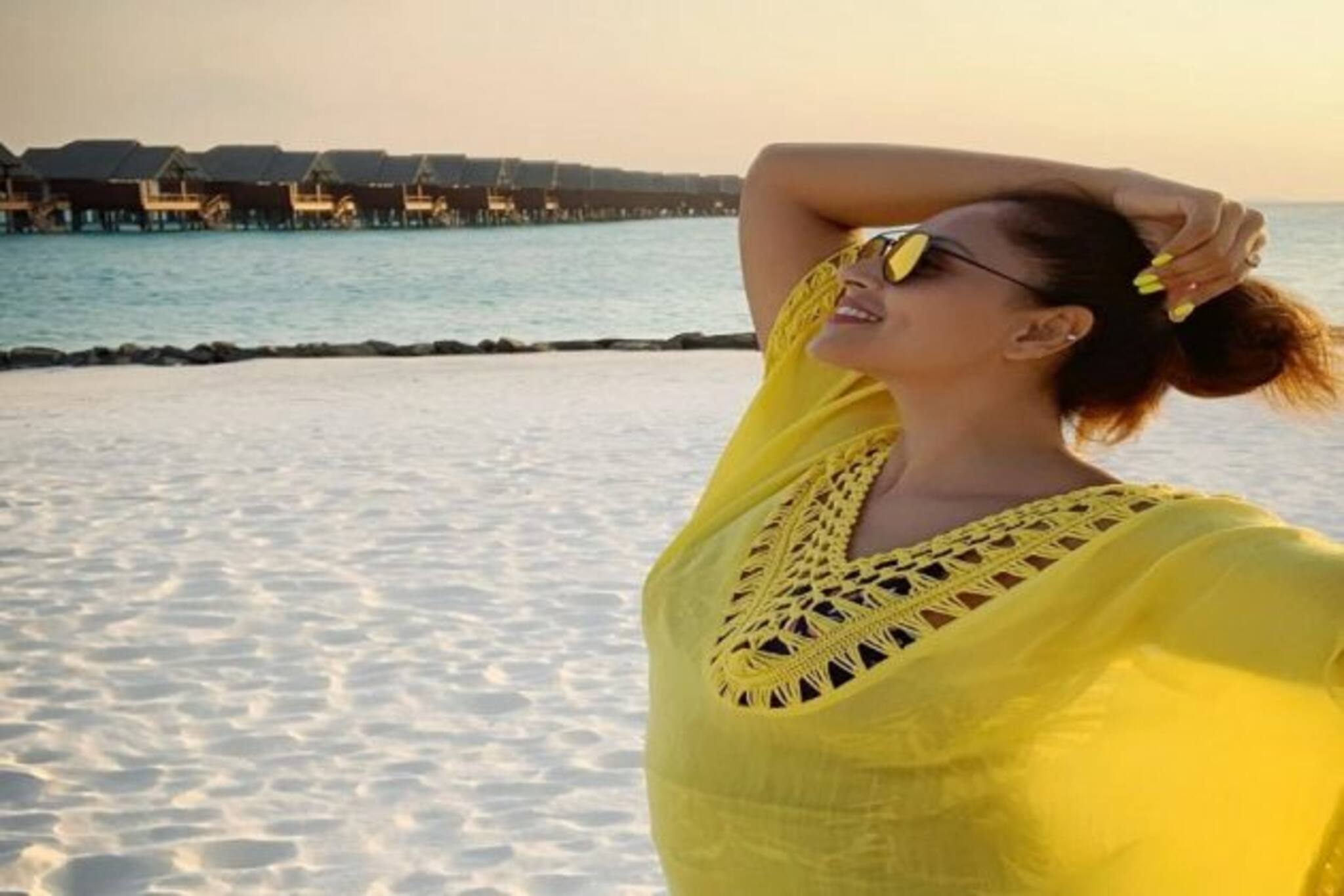 জলে শরীর ডুবিয়ে স্বামীর সোহাগে মত্ত বিপাশা...দেখুন ব্যক্তিগত অ্যালবাম