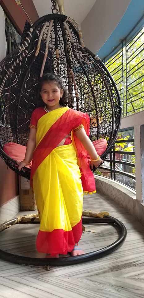 সঙ্গে মাথায় ঝুঁটি, গলায় সাদা পুঁতির মালা, হাতে চুড়ি। মা সরস্বতীর সামনে দাঁড়িয়ে প্রচুর পোজ দিয়েছে শামি-হাসিন কন্যা। Photo Courtesy: Hasin Jahan/Facebook সঙ্গে মাথায় ঝুঁটি, গলায় সাদা পুঁতির মালা, হাতে চুড়ি। মা সরস্বতীর সামনে দাঁড়িয়ে প্রচুর পোজ দিয়েছে শামি-হাসিন কন্যা। Photo Courtesy: Hasin Jahan/Facebook