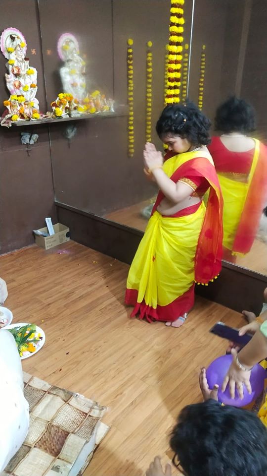 সরস্বতী পুজোয় অন্যান্য শিশুদের মতো আইরাও সামিল হয়েছিল বাগদেবীর আরাধনায়। লাল পাড় বাসন্তী শাড়িতে সেজেছিল শামির নয়নের মণি। Photo Courtesy: Hasin Jahan/Facebook সরস্বতী পুজোয় অন্যান্য শিশুদের মতো আইরাও সামিল হয়েছিল বাগদেবীর আরাধনায়। লাল পাড় বাসন্তী শাড়িতে সেজেছিল শামির নয়নের মণি। Photo Courtesy: Hasin Jahan/Facebook