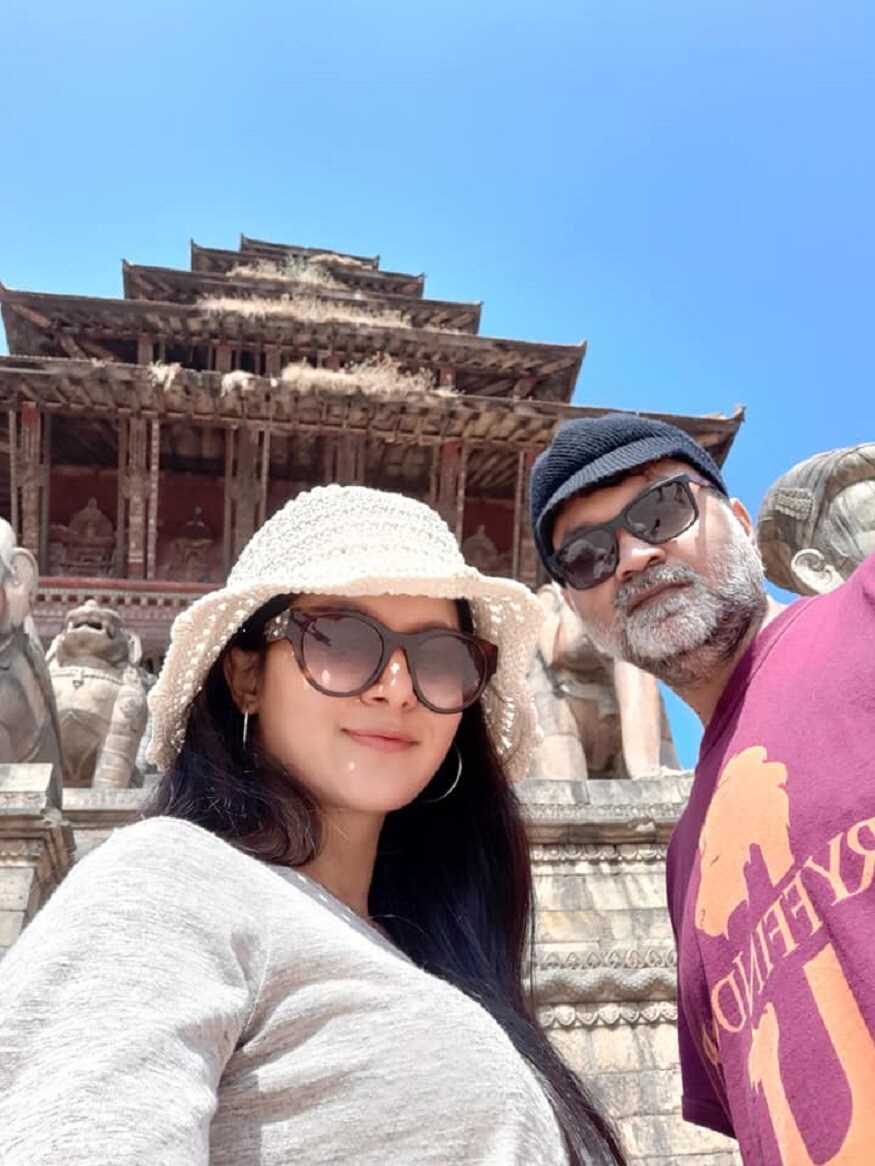 তারকা দম্পতির যেমন নাম দেওয়ার একটা চল রয়েছে, তেমনই সৃজিত ও মিথিলার নাম মিলিয়ে হয়েছে সৃজিলা৷ তবে সৃজিতের মতে মিশ্রি হলে ভাল হত! তারকা দম্পতির যেমন নাম দেওয়ার একটা চল রয়েছে, তেমনই সৃজিত ও মিথিলার নাম মিলিয়ে হয়েছে সৃজিলা৷ তবে সৃজিতের মতে মিশ্রি হলে ভাল হত!