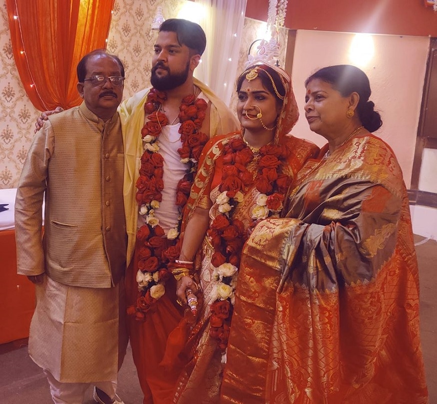 যদিও তাদের এই সম্পর্কের কথা গোপনই রেখেছিলেন দেবপর্ণা ও শুভ্রজ্যোতি৷ ছবিতে বাবা-মায়ের সঙ্গে পাত্র-পাত্রী৷ Photo Courtesy: Facebook যদিও তাদের এই সম্পর্কের কথা গোপনই রেখেছিলেন দেবপর্ণা ও শুভ্রজ্যোতি৷ ছবিতে বাবা-মায়ের সঙ্গে পাত্র-পাত্রী৷ Photo Courtesy: Facebook