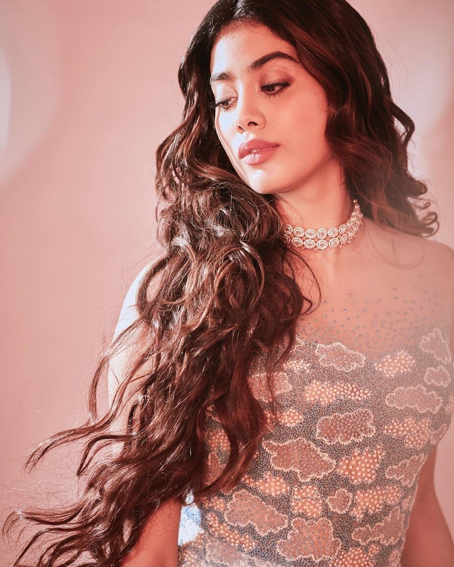 শ্রীদেবী দেখে যেতে পারেননি ত২আর মেয়ের প্রথম ছবি। যদিও তারপর আর কোনও ছবিতে কাজ করতে দেখাও যায়নি জাহ্নবীকে। photo source Instagram শ্রীদেবী দেখে যেতে পারেননি ত২আর মেয়ের প্রথম ছবি। যদিও তারপর আর কোনও ছবিতে কাজ করতে দেখাও যায়নি জাহ্নবীকে। photo source Instagram