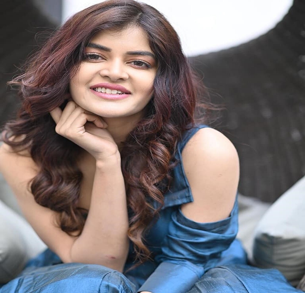 বোঝে না সে বোঝেনা, কুসুমদোলা, কেয়ার করিনা-সহ একাধিক জনপ্রিয় ধারাবাহিকের প্রধান চরিত্রে অভিনয় করেছেন ৷ ছবি সৌজন্যে মধুমিতার ফেসবুক অ্যাকাউন্ট ৷ বোঝে না সে বোঝেনা, কুসুমদোলা, কেয়ার করিনা-সহ একাধিক জনপ্রিয় ধারাবাহিকের প্রধান চরিত্রে অভিনয় করেছেন ৷ ছবি সৌজন্যে মধুমিতার ফেসবুক অ্যাকাউন্ট ৷