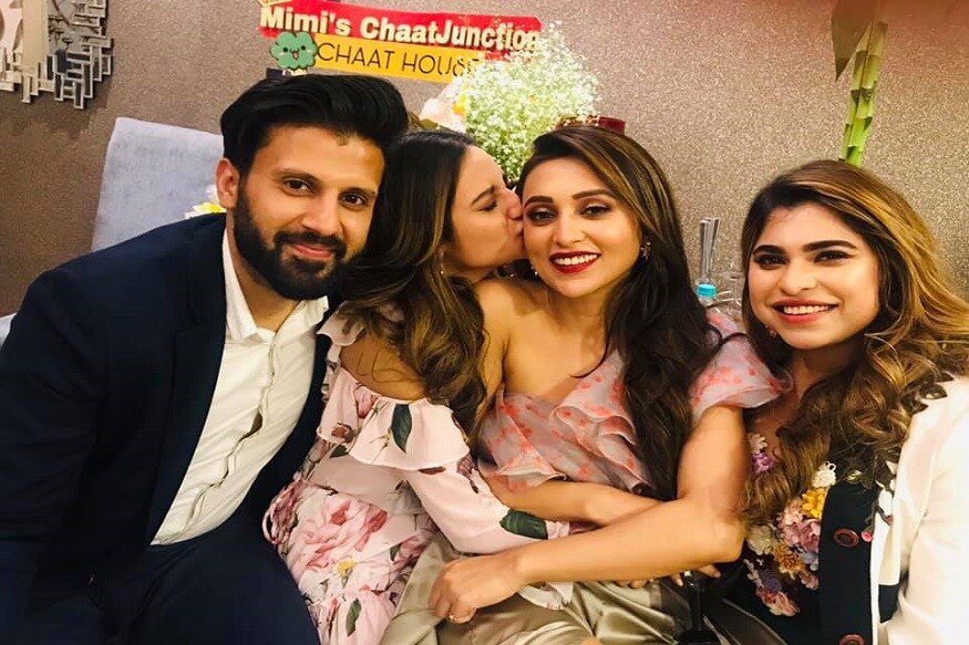 মিমির জন্মদিন আর নুৎরত আসবেন না, সেটাও কি হয়! পার্টনার এই ক্রাইম বলা যায় এদের৷ ইন্ডাস্ট্রির দুই নায়িকা ভাল বন্ধু হতে পারে না, এমন মিথ তারই ভেঙেছেন৷ আদর করে মিমিকে বনু ডাকে নুসরত৷ জন্মদিনে পার্টিতে স্বামী নিখিলকে নিয়ে এলেন তিনি৷ তবে এবার মিমি খেলেন না চুমু৷ বার্থ ডে গার্ল মিমির গালে চুমু দিলেন নুসরত! Photo Courtesy: Facebook মিমির জন্মদিন আর নুৎরত আসবেন না, সেটাও কি হয়! পার্টনার এই ক্রাইম বলা যায় এদের৷ ইন্ডাস্ট্রির দুই নায়িকা ভাল বন্ধু হতে পারে না, এমন মিথ তারই ভেঙেছেন৷ আদর করে মিমিকে বনু ডাকে নুসরত৷ জন্মদিনে পার্টিতে স্বামী নিখিলকে নিয়ে এলেন তিনি৷ তবে এবার মিমি খেলেন না চুমু৷ বার্থ ডে গার্ল মিমির গালে চুমু দিলেন নুসরত! Photo Courtesy: Facebook