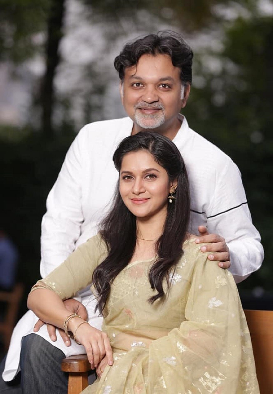 কীভাবে তাদের আলাপ, কেমন করে প্রেম এবং বিয়ের সিদ্ধান্ত, সে সব কিছু নিয়ে তারা দু’জনেই মুখ খুলেছেন৷ কীভাবে তাদের আলাপ, কেমন করে প্রেম এবং বিয়ের সিদ্ধান্ত, সে সব কিছু নিয়ে তারা দু’জনেই মুখ খুলেছেন৷