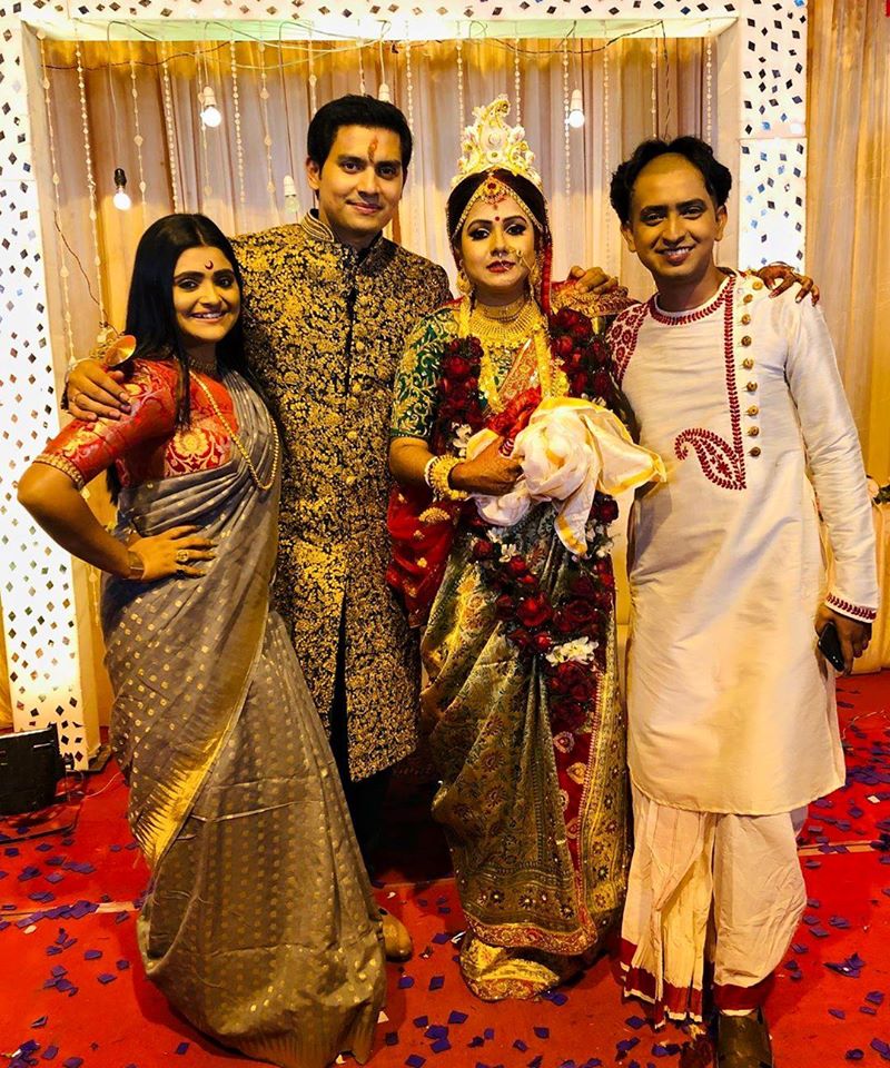 • ‘সৌদামিনীর সংসার’-এর ধনঞ্জয় মূখার্জি ওরফে সৌরভ সাহা এসেছিলেন বিয়েতে ৷ সঙ্গে ছিলেন শ্রীতমা ভট্টাচার্যও ৷ ছবি: ফেসবুকের সৌজন্যে ৷ • ‘সৌদামিনীর সংসার’-এর ধনঞ্জয় মূখার্জি ওরফে সৌরভ সাহা এসেছিলেন বিয়েতে ৷ সঙ্গে ছিলেন শ্রীতমা ভট্টাচার্যও ৷ ছবি: ফেসবুকের সৌজন্যে ৷
