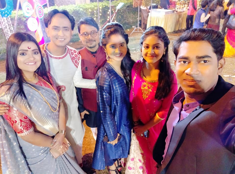 • টেলি জগতের দুই জনপ্রিয় অভিনেতা-অভিনেত্রীর বিয়েতে টলিপাড়ার বহু কলাকুশলীরা নিমন্ত্রিত ছিলেন ৷ ‘সৌদামিনীর সংসার’-এর সদু আর ফুলিকেও দেখা যাচ্ছে ছবিতে ৷ রয়েছেন ধনাও ৷ ছবি: ফেসবুকের সৌজন্যে ৷ • টেলি জগতের দুই জনপ্রিয় অভিনেতা-অভিনেত্রীর বিয়েতে টলিপাড়ার বহু কলাকুশলীরা নিমন্ত্রিত ছিলেন ৷ ‘সৌদামিনীর সংসার’-এর সদু আর ফুলিকেও দেখা যাচ্ছে ছবিতে ৷ রয়েছেন ধনাও ৷ ছবি: ফেসবুকের সৌজন্যে ৷