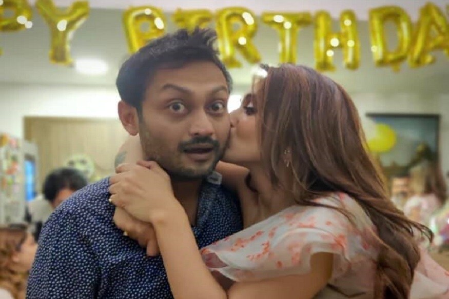 বার্থডে গার্লের চুমু বলে কথা৷ একেবারে জোরে পরিচালকের গালে চকম করে চুমু খেলেন মিমি চক্রবর্তী৷ এটা যেন জন্মদিনের রিটার্ন গিফট! বিরসা দাশগুপ্তর চক্ষু ছানাবড়া! Photo Courtesy: Instagram বার্থডে গার্লের চুমু বলে কথা৷ একেবারে জোরে পরিচালকের গালে চকম করে চুমু খেলেন মিমি চক্রবর্তী৷ এটা যেন জন্মদিনের রিটার্ন গিফট! বিরসা দাশগুপ্তর চক্ষু ছানাবড়া! Photo Courtesy: Instagram