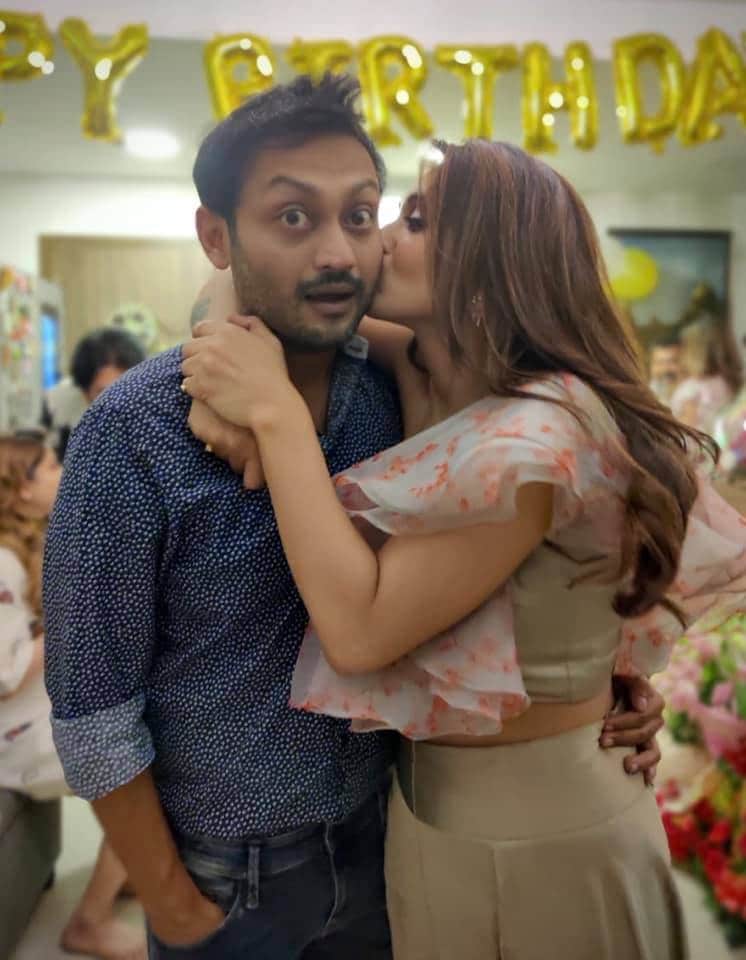 বিরসা দাশগুপ্তর চক্ষু ছানাবড়া! ভরা পার্টিতে সকলের সামনে এভাবে চুমু! সেখানে উপস্থিত ছিলেন বিরসার স্ত্রীও...Photo Courtesy: Instagram বিরসা দাশগুপ্তর চক্ষু ছানাবড়া! ভরা পার্টিতে সকলের সামনে এভাবে চুমু! সেখানে উপস্থিত ছিলেন বিরসার স্ত্রীও...Photo Courtesy: Instagram