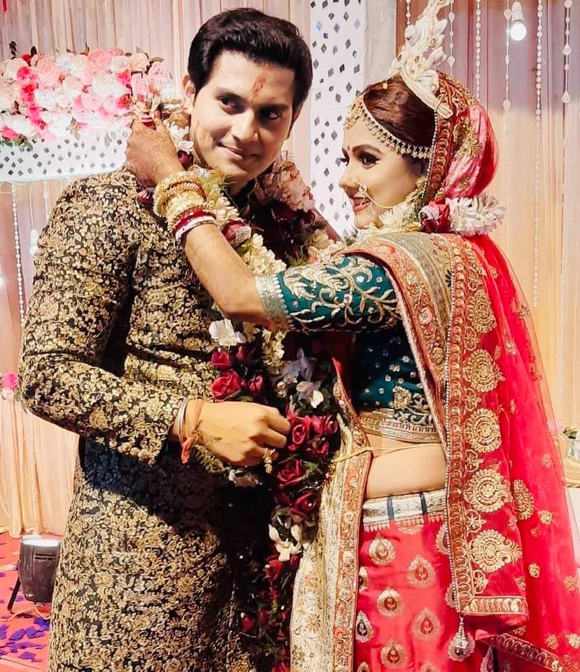 • চিনতে পারলেন তো? একজন ‘দেবী চৌধুরাণি’র নায়ক ব্রজেশ্বর, অন্যজন ‘সৌদামিনীর সংসার’-এর মেজ বৌ আন্নাকালী ৷ ছবি: ফেসবুকের সৌজন্যে ৷ • চিনতে পারলেন তো? একজন ‘দেবী চৌধুরাণি’র নায়ক ব্রজেশ্বর, অন্যজন ‘সৌদামিনীর সংসার’-এর মেজ বৌ আন্নাকালী ৷ ছবি: ফেসবুকের সৌজন্যে ৷