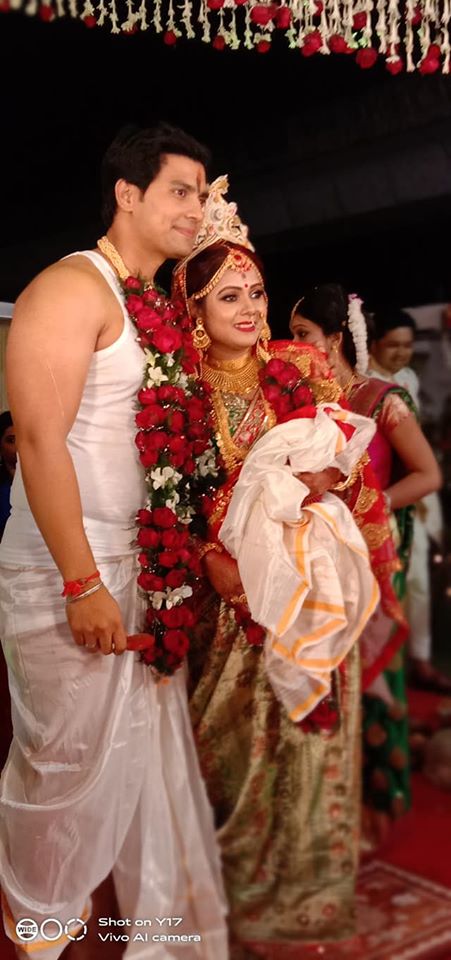 • নান্দীমুখ থেকে, গায়ে হলুদ, মেহেন্দি, সঙ্গীত, মালাবদল, সিঁদুরদান...কিছুই বাকি ছিল না ৷ ছবি: ফেসবুকের সৌজন্যে ৷ • নান্দীমুখ থেকে, গায়ে হলুদ, মেহেন্দি, সঙ্গীত, মালাবদল, সিঁদুরদান...কিছুই বাকি ছিল না ৷ ছবি: ফেসবুকের সৌজন্যে ৷