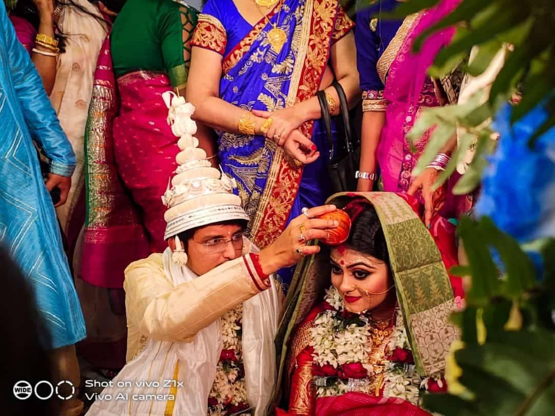 • ‘মহাপ্রভু শ্রীচৈতন্য’র সেট থেকেই প্রেম শুরু শুভাশিস মণ্ডল ও পৌরবী সেনগুপ্তর ৷ এই ধারাবাহিকে অভিনয় করতেন পৌরবী ৷ আর পরিচালনা করতেন শুভাশিস ৷ ছবি: ফেসবুকের সৌজন্যে ৷ • ‘মহাপ্রভু শ্রীচৈতন্য’র সেট থেকেই প্রেম শুরু শুভাশিস মণ্ডল ও পৌরবী সেনগুপ্তর ৷ এই ধারাবাহিকে অভিনয় করতেন পৌরবী ৷ আর পরিচালনা করতেন শুভাশিস ৷ ছবি: ফেসবুকের সৌজন্যে ৷