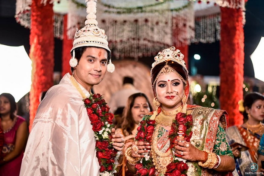 • প্রেমের মাসেই সাতপাকে বাঁধা পড়লেন দুই জনপ্রিয় টেলি তারকা ৷ সিরিয়ালে তাঁদের নাম ব্রজেশ্বর ও আন্নাকালী ৷ ছবি: ফেসবুকের সৌজন্যে ৷ • প্রেমের মাসেই সাতপাকে বাঁধা পড়লেন দুই জনপ্রিয় টেলি তারকা ৷ সিরিয়ালে তাঁদের নাম ব্রজেশ্বর ও আন্নাকালী ৷ ছবি: ফেসবুকের সৌজন্যে ৷