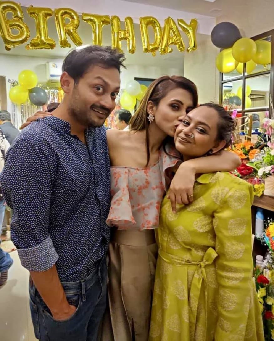 নিজের জন্মদিনে বিরসাকে চুমু খেয়ে একেবারে শোরগোল ফেলে দিলেন নায়িকা৷ এবার বিরসার স্ত্রীর গালেও চুমু খেয়ে যেন ব্যাপারটা ব্যালেন্স করলেন তিনি! বিদিপ্তাকে জড়িয়ে ধরে উঠল ছবি৷ সবাই যদিও মজার ছলে৷ Photo Courtesy: Instagram নিজের জন্মদিনে বিরসাকে চুমু খেয়ে একেবারে শোরগোল ফেলে দিলেন নায়িকা৷ এবার বিরসার স্ত্রীর গালেও চুমু খেয়ে যেন ব্যাপারটা ব্যালেন্স করলেন তিনি! বিদিপ্তাকে জড়িয়ে ধরে উঠল ছবি৷ সবাই যদিও মজার ছলে৷ Photo Courtesy: Instagram
