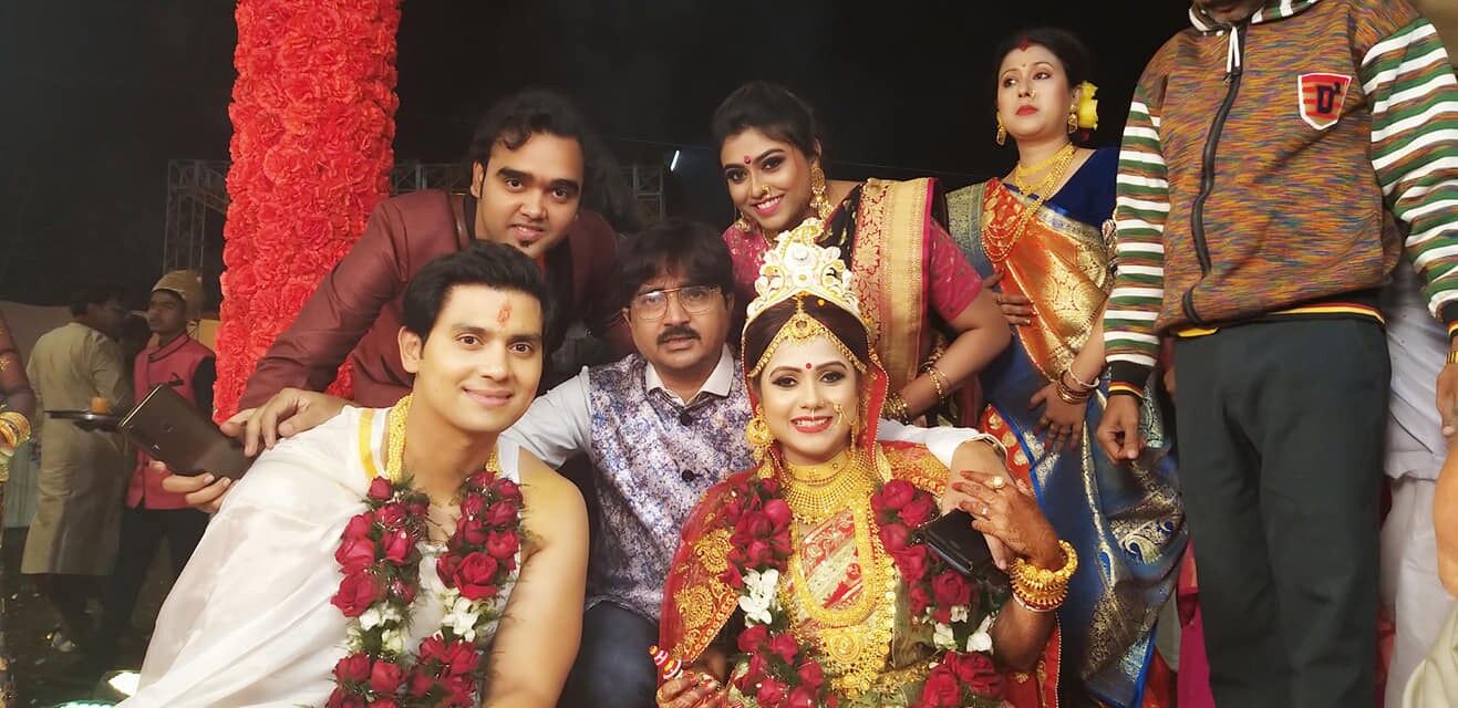 • বিয়েতে সাবেকি লাল-সবুজ বেনারসী, ভারী সোনার গয়না আর শোলার মুকুটে সেজেছিলেন প্রীতি ৷ ছবি: ফেসবুকের সৌজন্যে ৷ • বিয়েতে সাবেকি লাল-সবুজ বেনারসী, ভারী সোনার গয়না আর শোলার মুকুটে সেজেছিলেন প্রীতি ৷ ছবি: ফেসবুকের সৌজন্যে ৷