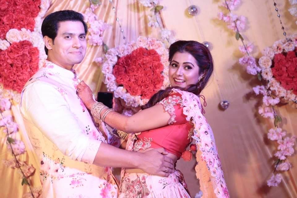 • ফ্লোরাল প্রিন্টের লেহেঙ্গায় সেজেছিলেন নায়িকা ৷ রাহুলও পরেছিলেন ম্যাচিং কুর্তা-পাজামা ৷ ছবি: ফেসবুকের সৌজন্যে ৷ • ফ্লোরাল প্রিন্টের লেহেঙ্গায় সেজেছিলেন নায়িকা ৷ রাহুলও পরেছিলেন ম্যাচিং কুর্তা-পাজামা ৷ ছবি: ফেসবুকের সৌজন্যে ৷